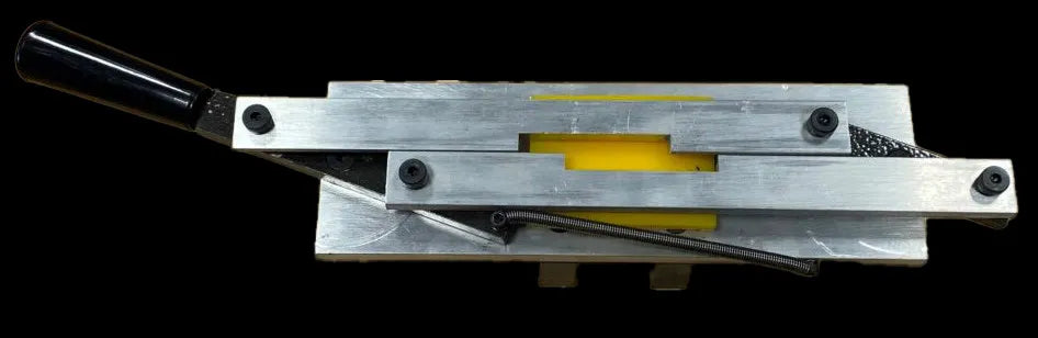 Zentrierhilfe zur präzisen Ausrichtung beim Schneiden oder Stanzen von Leder- und BioThane-Streifen