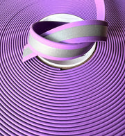 Lila BioThane-Band mit Reflexstreifen auf Rolle, flexibles beschichtetes Material mit hochsichtbarer reflektierender Oberfläche