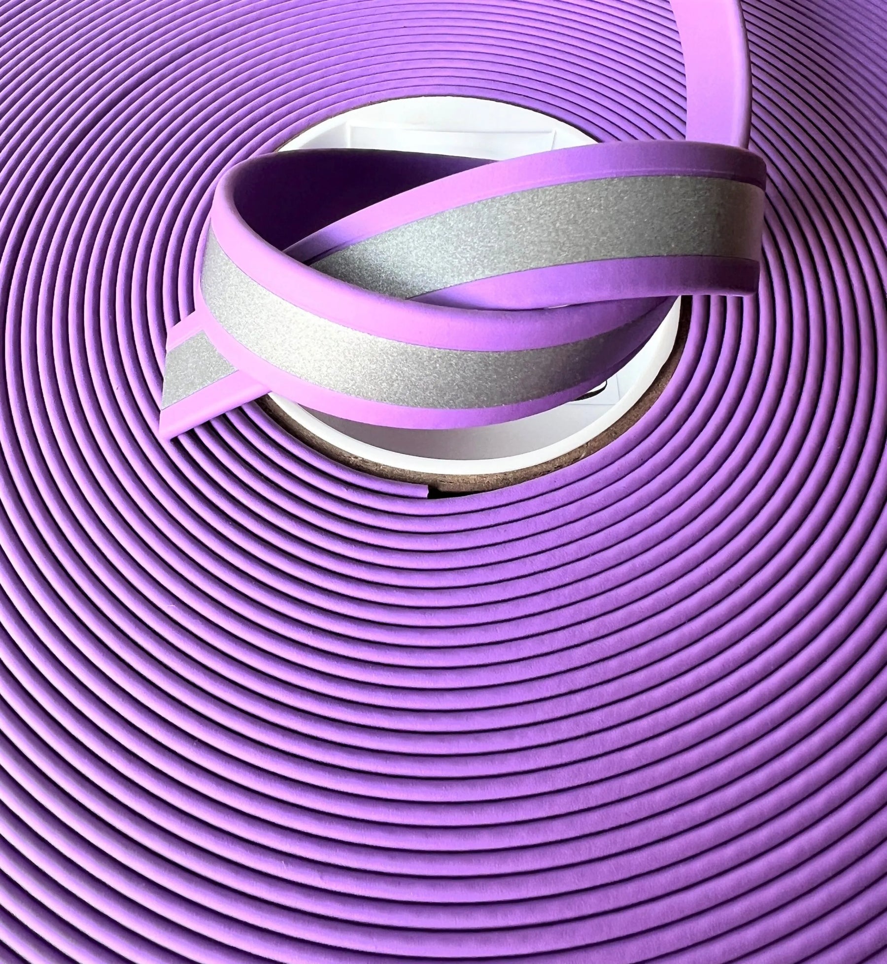Lila BioThane-Band mit Reflexstreifen auf Rolle, flexibles beschichtetes Material mit hochsichtbarer reflektierender Oberfläche