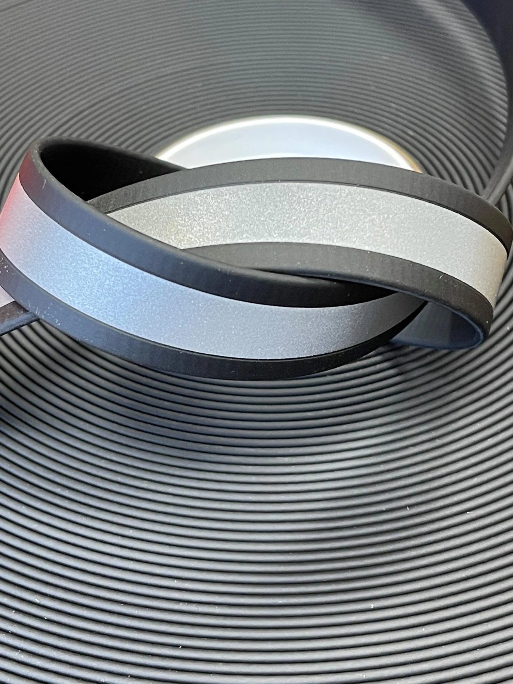 Schwarzes BioThane Reflexband mit zentralem Reflexstreifen (BL520, flexibel, hohe Sichtbarkeit, hochwertige matte Oberfläche)
