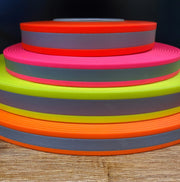 BioThane Reflexbänder in verschiedenen Farben (Neongelb, Pink, Orange, Rot) mit mittigem Reflexstreifen, hohe Sichtbarkeit und robustes beschichtetes Material