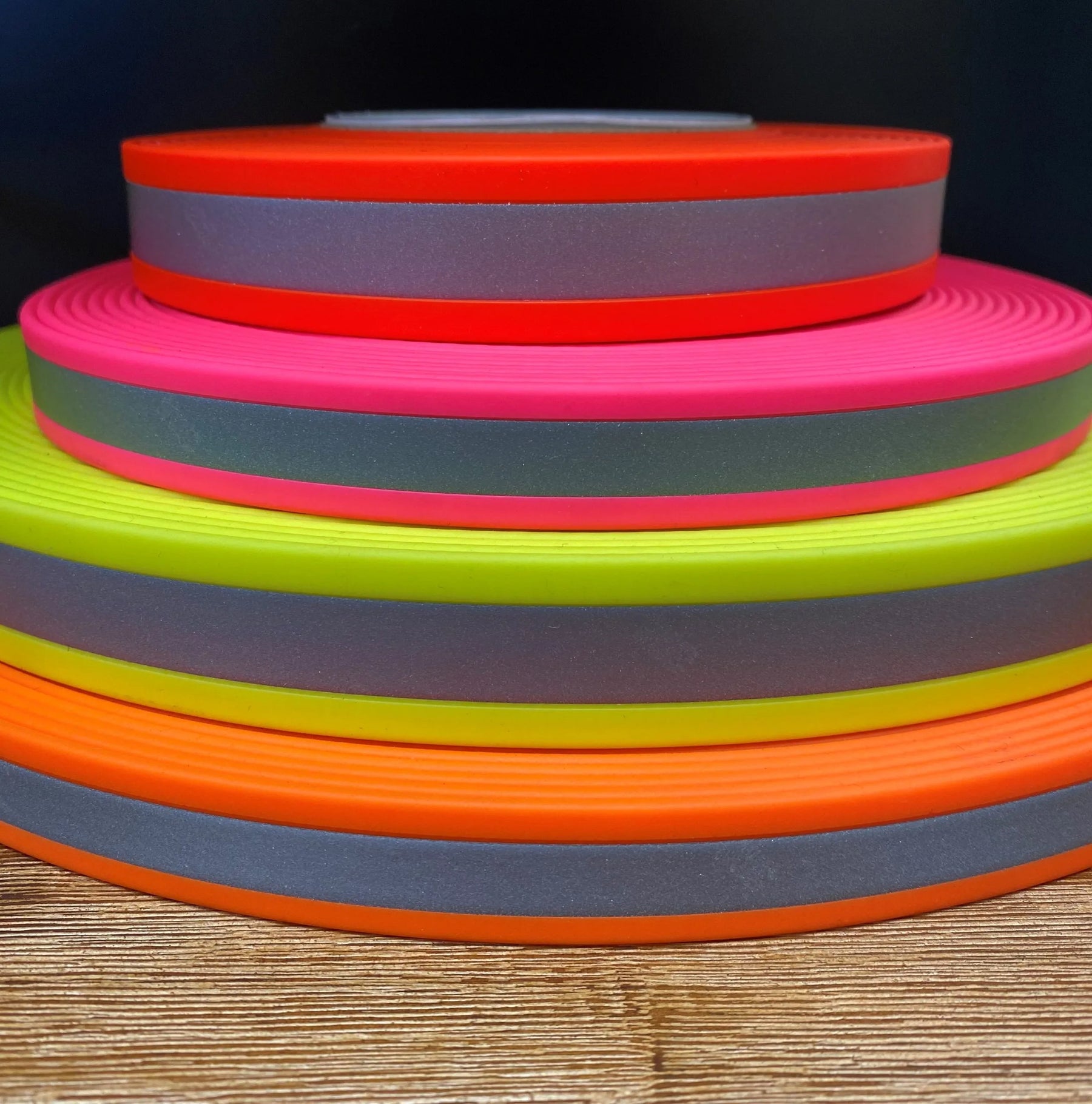 BioThane Reflexbänder in verschiedenen Farben (Neongelb, Pink, Orange, Rot) mit mittigem Reflexstreifen, hohe Sichtbarkeit und robustes beschichtetes Material