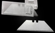 Transparenter Kunststoff-Klingenspender mit Schiebedeckel und einer einzelnen flachen Metallklinge darunter auf dunklem Hintergrund