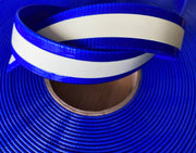 Blaues BioThane Glow-Band mit weißem Reflexstreifen auf Rolle, flexibles beschichtetes Material mit hochsichtbarer reflektierender Oberfläche BU318