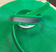 Grünes BioThane-Band mit Reflexstreifen auf Rolle, flexibles beschichtetes Material mit hochsichtbarer reflektierender Oberfläche