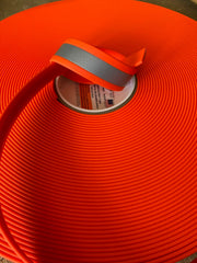 Oranges BioThane-Band mit Reflexstreifen auf Rolle, flexibles beschichtetes Material mit hochsichtbarer reflektierender Oberfläche