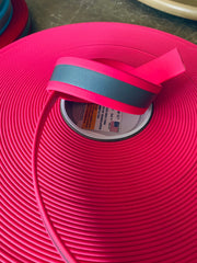 PK521 Pinkes BioThane-Band mit Reflexstreifen auf Rolle, flexibles beschichtetes Material mit hochsichtbarer reflektierender Oberfläche