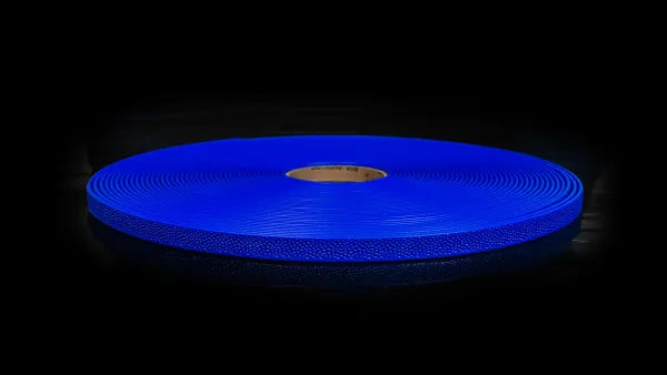 Blaues BioThane Beta Super Heavy Pebble Band auf Rolle (BU582, strukturierte Pebble-Oberfläche)