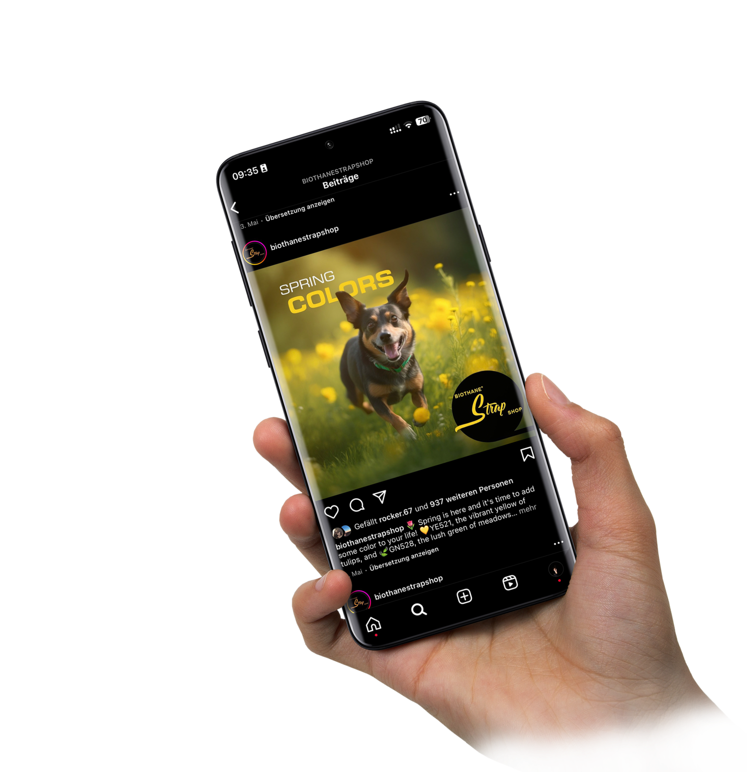 Hand hält Smartphone mit Social-Media-Beitrag eines Hundes und Biothane-Produkten